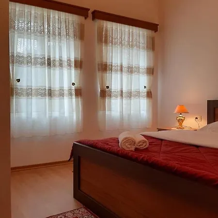 فندق مبيت وإفطار Grandpa's Gjirokastër